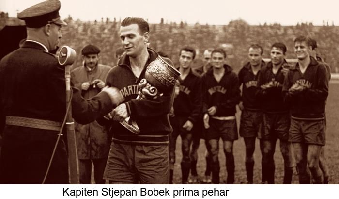 Kapiten Stjepan Bobek prima pehar nakon pobede u finalu Kupa 1957. godine